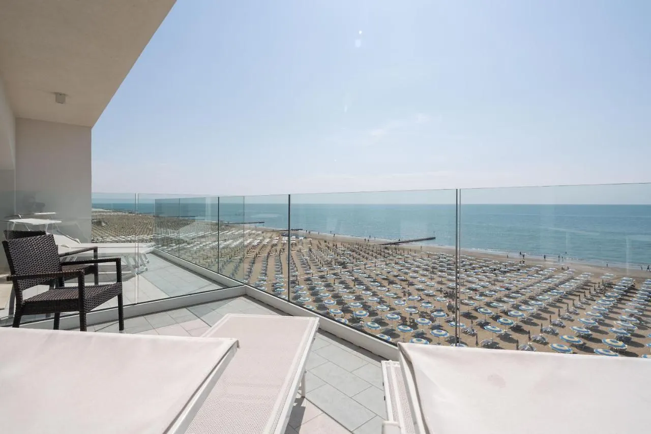 Hotel Boston 3 Stelle Superior Frontemare Lido di Jesolo 3*,